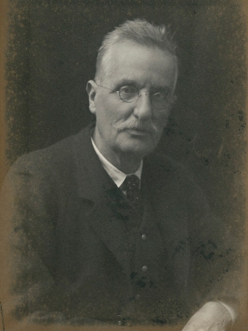 by Walter Stoneman, 1918, National Portrait Gallery, (CC BY-NC-ND 3.0)